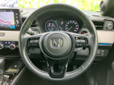 握りやすいステアリングで、快適な運転操作をサポートします。操作性にも優れており、スムーズなハンドリングを実現します。質感も良好です。