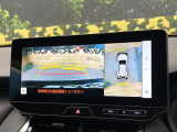 【パノラミックビューモニター】専用のカメラにより、上から見下ろしたような視点で360度クルマの周囲を確認することができます☆死角部分も確認しやすく、狭い場所での切り返しや駐車もスムーズに行えます。