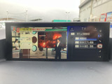 停車中にテレビや映像コンテンツを楽しめます。長距離移動も退屈知らず。休憩時間にリラックスできます。(※運転中の視聴は法律で禁止されています)。