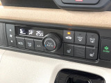 【オートエアコン】一度お好みの温度に設定すれば、車内の温度を検知し風量や温度を自動で調整。暑い&hellip;寒い&hellip;と何度もスイッチ操作をする必要はありません。快適な車内空間には必須の機能ですね♪