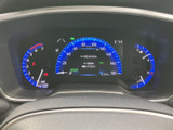 視認性の高いメーター類が、運転に必要な情報を的確に伝えます。運転に集中できる、シンプルで機能的なデザインを採用しています。