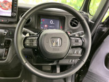 握りやすいステアリングが、運転操作を快適にします。オーディオやハンズフリー通話など、便利な機能もスイッチ操作で簡単に利用可能。
