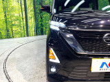 【LEDヘッドライト】悪天候や夜間走行時も良好な視界を確保し安心して運転できる高輝度LEDヘッドライトを装備!点灯速度が早く、消費電力も抑えられています。