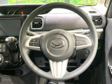 インテリアに合わせたデザインのステアリングは、運転される方のことも考え、運転しやすい形状、大きさです。是非一度、実際に触ってお確かめください。
