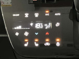 段差のないパネルスイッチのオートエアコン付きです。予め温度設定すれば後はセンサーが感知して設定温度を保ってくれますので快適なドライブが楽しめます。雨の日のガラスの曇りもなく安全な運転ができます。