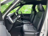 運転席からの視界は広く、運転操作もスムーズに行えます。洗練されたデザインのインテリアが、快適なドライブをサポートします。