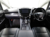 上質で落ち着いた印象のインパネ。視界も広々で運転しやすいです。