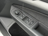 運転席ドアに集約されたパワーウィンドウスイッチで全窓をスマートに操作できます。