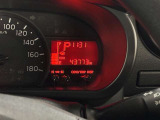 視認性に優れたメーターを採用しており、走行中でも車速や情報が分かりやすく表示されます。運転時の視線移動をむりのない範囲に抑え、快適で安心感のあるドライブをサポートします。
