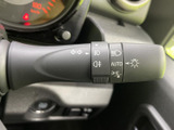 操作しやすい位置に配置されたウインカーレバー。スムーズな操作で、安全な車線変更をサポートします。オート機能付きで、ワンランク上の操作性を実現。