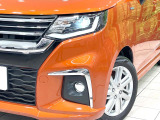 【LEDヘッドライト】悪天候や夜間走行時も良好な視界を確保し安心して運転できる高輝度LEDヘッドライトを装備!点灯速度が早く、消費電力も抑えられています。