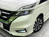 【LEDヘッドライト】悪天候や夜間走行時も良好な視界を確保し安心して運転できる高輝度LEDヘッドライトを装備!点灯速度が早く、消費電力も抑えられています。