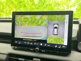 後方の状況を画面で確認できるので、狭い場所での駐車や車庫入れが安心です。安全な運転をサポートする頼もしい機能です。