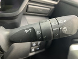 操作しやすい位置に配置されたウインカーレバー。直感的な操作で、安全な車線変更をサポートします。細部までこだわった設計です。