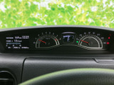 視認性の高いメーターで、運転に必要な情報を的確に把握できます。速度や回転数、燃費など、重要な情報を一目で確認できます。安全運転をサポートする機能も充実しています。