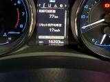 視認性に優れたメーターを採用しており、走行中でも車速や情報が分かりやすく表示されます。運転時の視線移動をむりのない範囲に抑え、快適で安心感のあるドライブをサポートします。