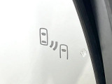 【ブラインドスポットモニター】走行中、ドアミラーの死角になりやすい箇所に後続車が接近するとサイドミラーのレンズに警告を表示!ドライバーに注意喚起をしてくれます。