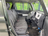 運転席まわりには十分なスペースがあり、大柄な方でもゆったり運転していただける環境です。
