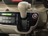 CVT車のセレクトレバーです。低速から高速まで、変速ショックのないスムーズな走りを実現するとともに、エンジン効率のよい領域を維持することで燃費にも貢献します。