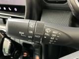 雨の日の視界を確保し、安全な運転をサポートします。操作も簡単で、状況に応じてワイパーの作動を調整できます。