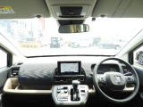 ★視界★運転を気分よく楽しむための工夫のひとつとして、高い剛性をもたせた極細フロントピラーを採用。 前方の死角を減らし、交差点などでの安心感を高める、良好な視界にこだわりました。