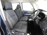 ゆったり室内で運転もしやすいです♪使い勝手の良い配置も考えられています!!