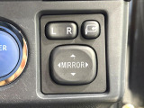 【電動格納ミラー】サイドミラーは電動格納式となっており、狭い駐車場でもキズがつくリスクを抑えられます。