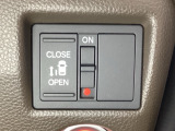 左側電動スライドドアは運転席からでも操作ができるように、ハンドル付近に開閉の操作スイッチが付いています。