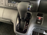 CVT車のセレクトレバーです。低速から高速まで、変速ショックのないスムーズな走りを実現するとともに、エンジン効率のよい領域を維持することで燃費にも貢献します。
