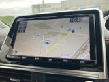 ナビゲーションシステムで、目的地までのスムーズな道案内をサポート。初めての場所でも安心してお出かけいただけます。詳しい地図表示で快適なドライブを。