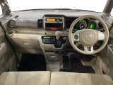 車内は光触媒抗菌消臭施工済です。インパネ周りはスタイリッシュなデザインで機能や装備も充実しています。グローブボックスやカップホルダーのほかにトレーなどたくさんの収納スペースが付いています。