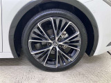 純正のアルミホイール装着。タイヤサイズは195/50R19