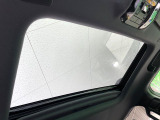 【サンルーフ】開放感たっぷりの希少装備、サンルーフが装着されています!車内に明かりを取り入れたり景色を楽しむ以外にも、車内の空気も簡単に換気できて快適です!
