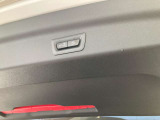 電動テールゲート装備。