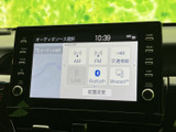 多様なメディアに対応し、お好みの音楽やラジオを楽しめます。USB入力やBluetooth接続で、快適な車内空間を演出します。