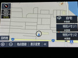 見やすい地図表示で、目的地へのナビゲーションをスムーズに行えます。運転に集中できる、頼れる道案内機能です。