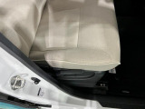 痛みの出やすい運転席シートの角、フロアマット、座面、ともに良好です