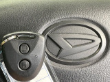 【キーレス】少し離れた場所からでもボタン一つでドアの開錠・施錠ができるのでとっても便利!ドアの鍵穴周りに傷をつけることもありません♪