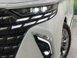 【LEDヘッドライト】悪天候や夜間走行時も良好な視界を確保し安心して運転できる高輝度LEDヘッドライトを装備!点灯速度が早く、消費電力も抑えられています。
