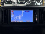 ディスプレイオーディオやカーナビは、現代のドライブにおいて欠かせない装備のひとつです。初めての場所でも迷いにくく、快適なルート案内で運転をサポートします。移動中のエンターテインメント性も高まります。