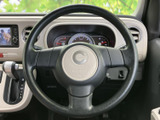 握りやすいステアリングは、運転操作をスムーズにします。運転姿勢に合わせた自然な操作感を楽しめます。