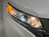 【LEDヘッドライト】悪天候や夜間走行時も良好な視界を確保し安心して運転できる高輝度LEDヘッドライトを装備!点灯速度が早く、消費電力も抑えられています。