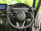 握りやすい形状で、運転操作を快適に。ステアリングスイッチでオーディオや通話も操作可能です。より快適な運転体験を追求しました。