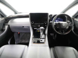 上質で落ち着いた印象のインパネ。視界も広々で運転しやすいです。