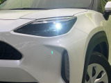 【LEDヘッドライト】悪天候や夜間走行時も良好な視界を確保し安心して運転できる高輝度LEDヘッドライトを装備!点灯速度が早く、消費電力も抑えられています。