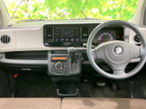 運転席からの視界は広く、運転操作もスムーズに行えます。落ち着いた色合いのインパネが、上質な空間を演出します。