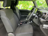 運転席周りは、シンプルで機能的なデザインです。操作しやすい配置で、快適なドライビングをサポートします。