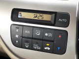 【オートエアコン】一度お好みの温度に設定すれば、車内の温度を検知し風量や温度を自動で調整。暑い&hellip;寒い&hellip;と何度もスイッチ操作をする必要はありません。快適な車内空間には必須の機能ですね♪