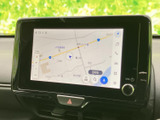 高精細な地図画面で、目的地までスムーズに。道に迷う心配なく、安心して運転に集中できます。ルート検索も簡単に行えます。