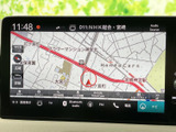 鮮明な地図表示で、運転中の道案内をサポートします。渋滞情報も確認できるので、スムーズな移動に役立ちます。見やすさが特徴です。